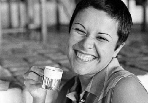 foto preta e branca da cantora elis regina com uma xícara de café na mão